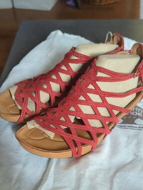 Earth Red Strappy Women's Sandals - Stylish Open-Toe Design
